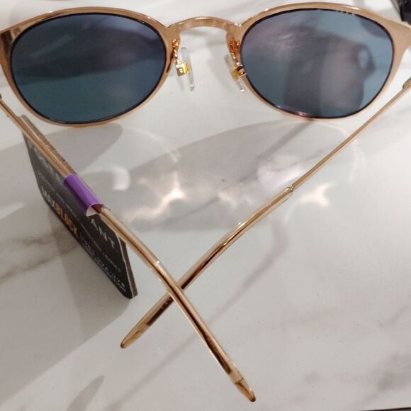 Stylish Gold and Black Sunglasses - Picture 5 of 5